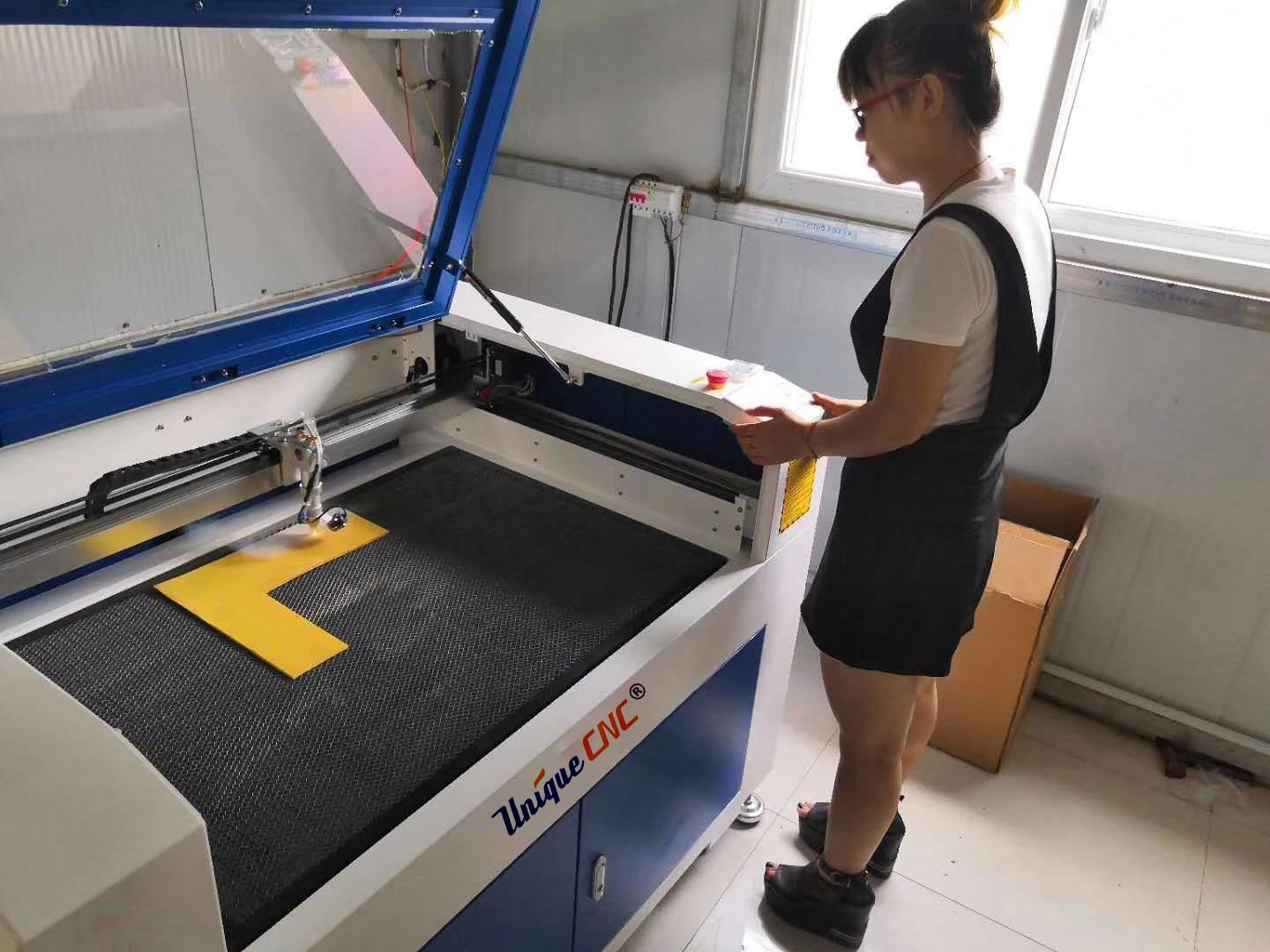 U-L1390 acrylic laser cutting machine operating